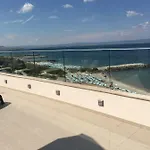 Golden Sea View شقة *